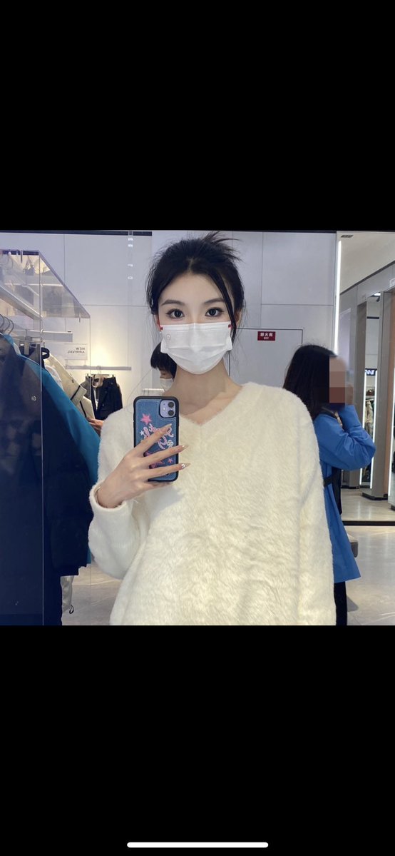jiaodimaster's tweet photo. 39码拜金大学生兼职车模展示自己的干皮大脚 肚脐也很性感，颜值可以给到9分 #脚底 #女大 https://t.co/jhujyLNM4i