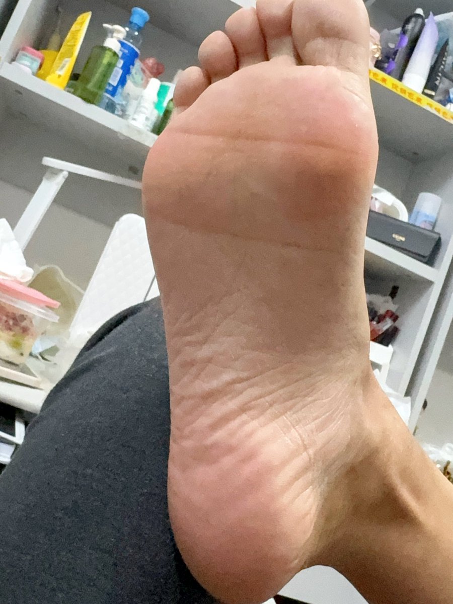 jiaodimaster's tweet photo. 39码拜金大学生兼职车模展示自己的干皮大脚 肚脐也很性感，颜值可以给到9分 #脚底 #女大 https://t.co/jhujyLNM4i
