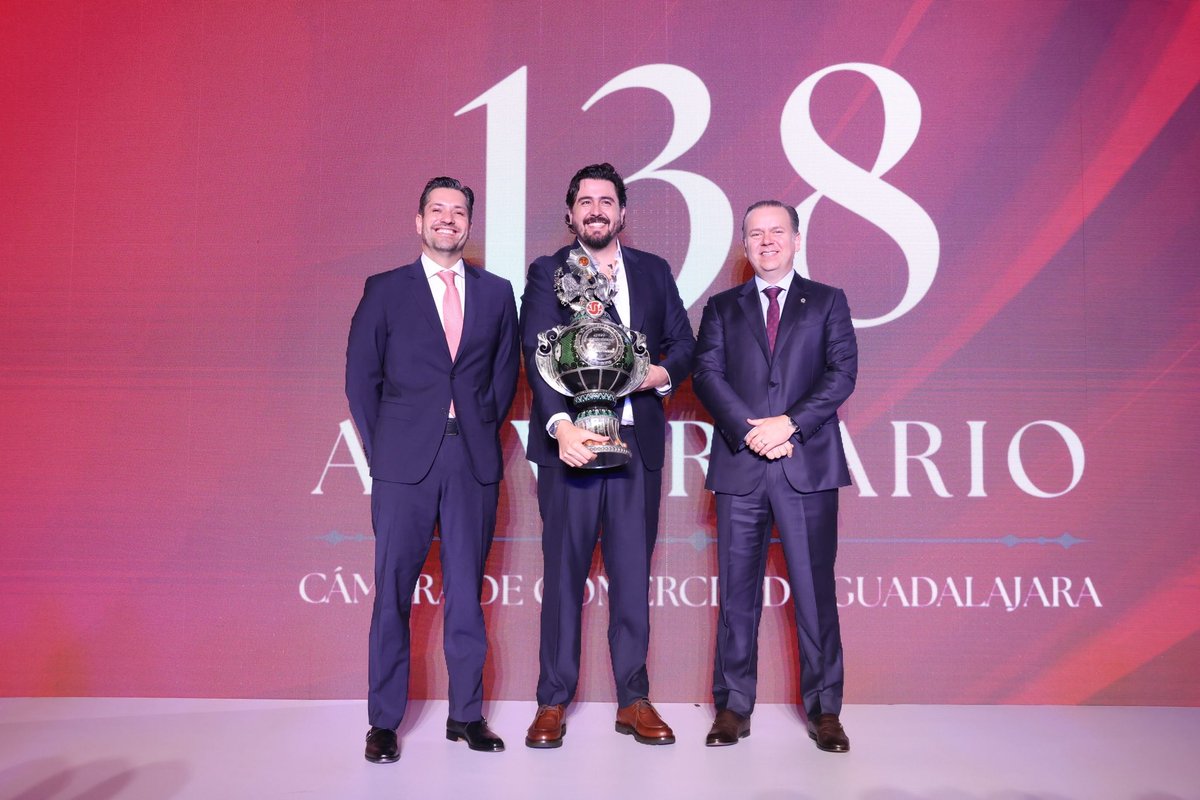 PresidenteCCGdl's tweet photo. El Galardón Mexicano Sin Fronteras tiene un significado muy especial.

En esta ocasión, fue entregado a @Amauryvz, quien lo recibió en nombre de su padre, Jorge Vergara, por una visión que dejó una huella profunda en Guadalajara y Jalisco. https://t.co/rUQLnpdtpy