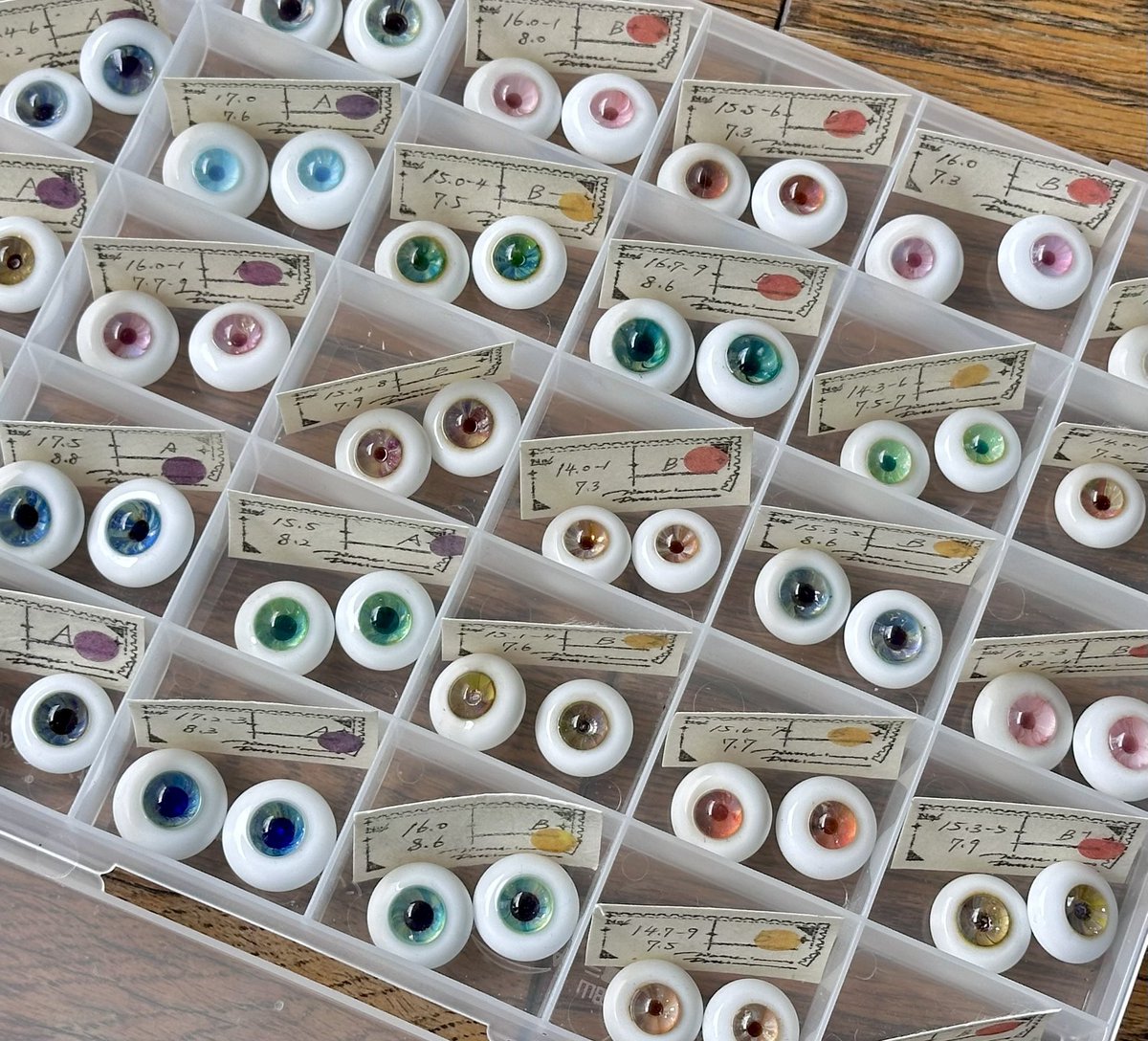 iris_dolleye's tweet photo. 久々片付け中
#グラスアイ #ドールアイ #glasseye #dolleye #bjd #irisdolleye https://t.co/5vwKQYwDOj