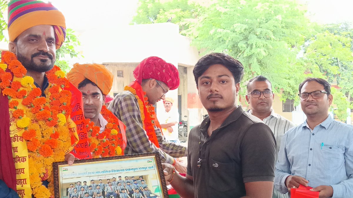 rjsagar03's tweet photo. आदर्शों के स्रोत ही वक्तव्य की पहचान है 

मेरे मार्गदर्शक गुरुदेव कलीमुद्दीन मं. जिनका गत दिनों स्थानांतरण हो गया, निरंतर अपनी वाणी से अपने स्वभाव से विद्यालय में ही नहीं हमारे दिलों में भी जगह बनाई है 
आपके आदर्श ज्ञान सत्कार हमेशा हमें नई ऊर्जा, मार्ग प्रदर्शित करता रहेगा 🫡 https://t.co/EjgfWFwTpM