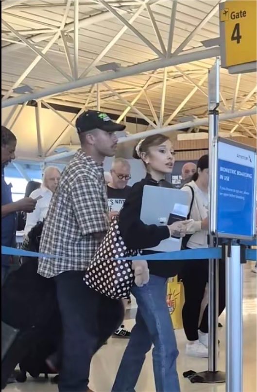 wicked_updates's tweet photo. A fan described her positive experience meeting Ariana Grande at the airport:

“She was the sweetest … I told her ‘You’re amazing’ and she replied ‘Thank you, you’re amazing too’ … She was smiling the entire time through security while she was waiting.” https://t.co/74bkXi8FmB