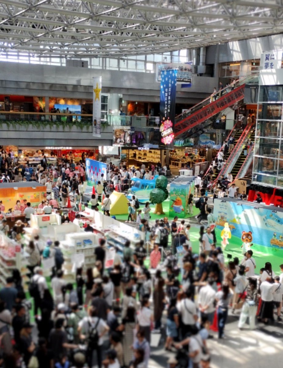 sapporolife2021's tweet photo. お盆休みの新千歳空港 ❌️ どうぶつの森イベント🌳
ショップは入場1時間半待ち😳
#新千歳空港 #どうぶつの森 https://t.co/FzVMfivFLl