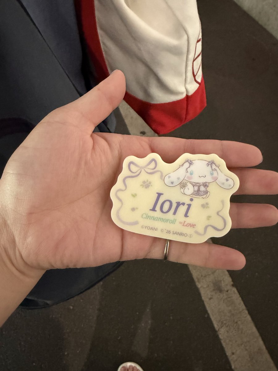 20010119koto's tweet photo. 幕張メッセまでの通路にて
落し物を拾いました。
ファミマコラボいおりちゃんネームバッチです。
近くに置いておこうと思ったのですが、雨が降ってきたためわたしが持ち歩いております。
この後対面会場インフォメーションに届けに行こうと思います。
持ち主様に届きますように🙏 https://t.co/4SIlTqk7xF