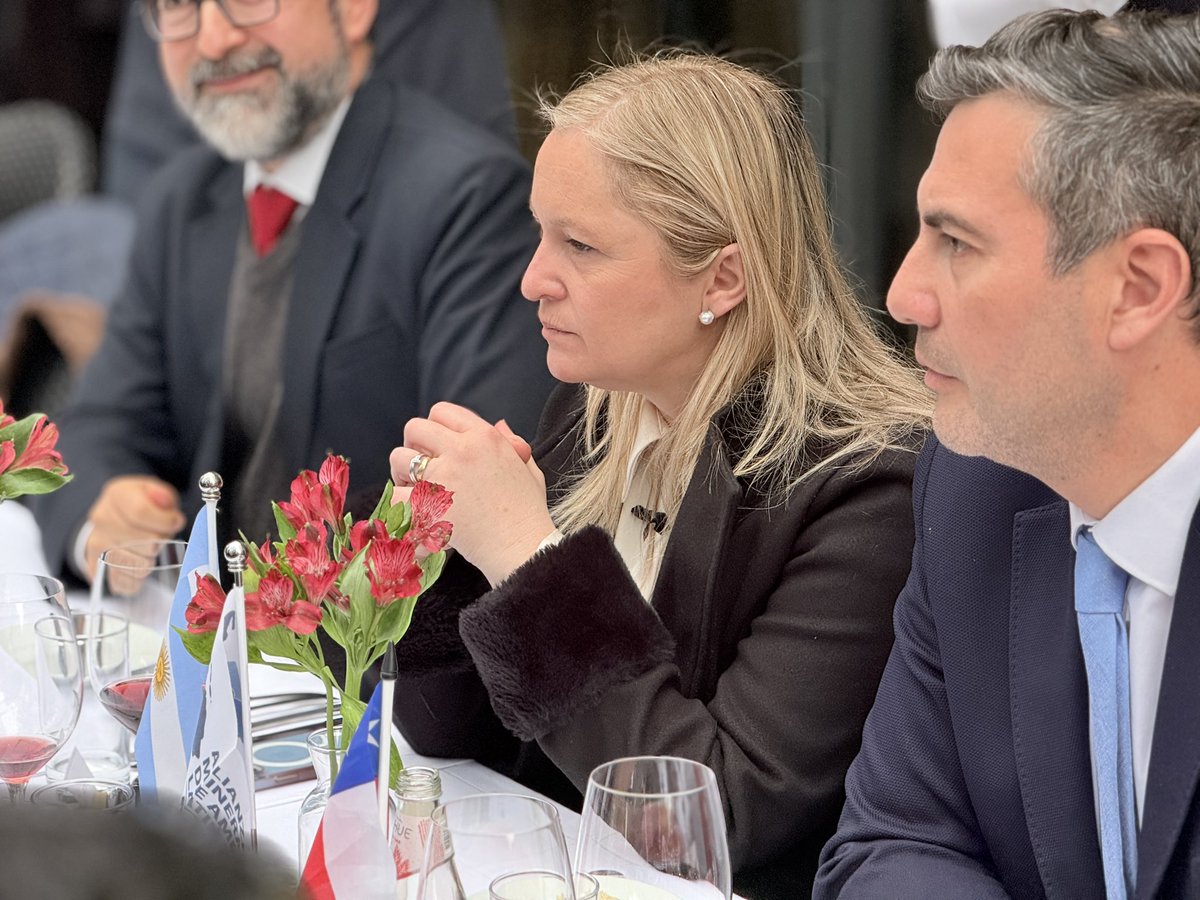 hebesil's tweet photo. En Chile tuve la oportunidad de compartir un almuerzo organizado por la Alianza Minera de América Latina, @almalatam, y de contarles personalmente el enorme proceso que estamos llevando adelante en Mendoza.

Pude hablar de estos últimos años, de las decisiones que tomamos, de todo lo que tuvimos que construir para recuperar la confianza y de cómo estamos avanzando hacia una minería responsable, controlada y capaz de generar nuevas oportunidades para los mendocinos.

Y hacerlo en Chile tiene un valor especial. Ellos llevan décadas desarrollando minería, formando profesionales, construyendo proveedores e instituciones alrededor de esta actividad. Tenemos mucho para aprender de esa experiencia y, sobre todo, muchísimo para trabajar en conjunto.

ALMA nació justamente con esa mirada, la de conectar a los países de América Latina, compartir experiencias y buenas prácticas y lograr que nuestra riqueza mineral pueda transformarse en inversión, empleo, conocimiento y desarrollo para nuestra región.

Gracias a su presidente, @Lecarosfrancis, por la invitación y por abrir este espacio de intercambio.

Nuestra provincia está comenzando un camino que Chile conoce muy bien. Poder acercarnos, escuchar su experiencia y construir vínculos con quienes llevan tantos años transitándolo es una oportunidad que tenemos que aprovechar.