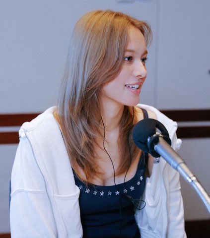 JROBOA's tweet photo. ニナ💕ラジオで谷間出してる💕 https://t.co/jzkG2OPFhf