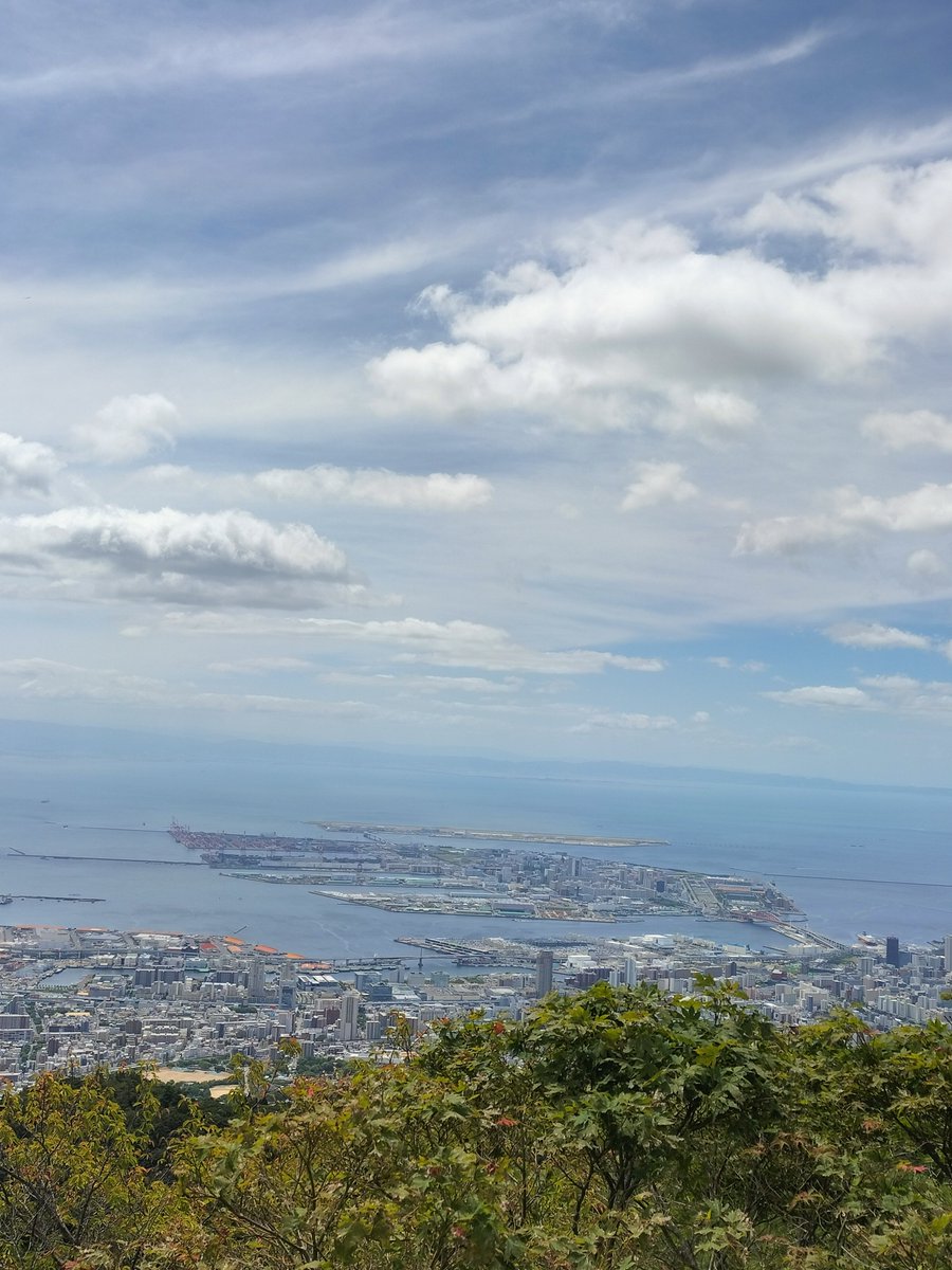hiyamada0331's tweet photo. 22回目の #摩耶山🏕晴です✨台風🌀来てますね。そのせいなのか凄く涼しいです😊今日は山の日。恒例の穂高湖イベントは開催が無いようです。残念😞 #阪神タイガース 今日から巨人3連戦。勝てぇー！
 #掬星台 #摩耶花壇 #錦鯉 #旧摩耶観光ホテル https://t.co/KKOFizUuj2