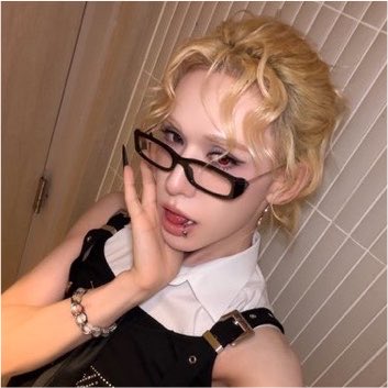 hanmizus's tweet photo. this muti look is everything to me like im so fucking #healed https://t.co/RSKxgLtMbf