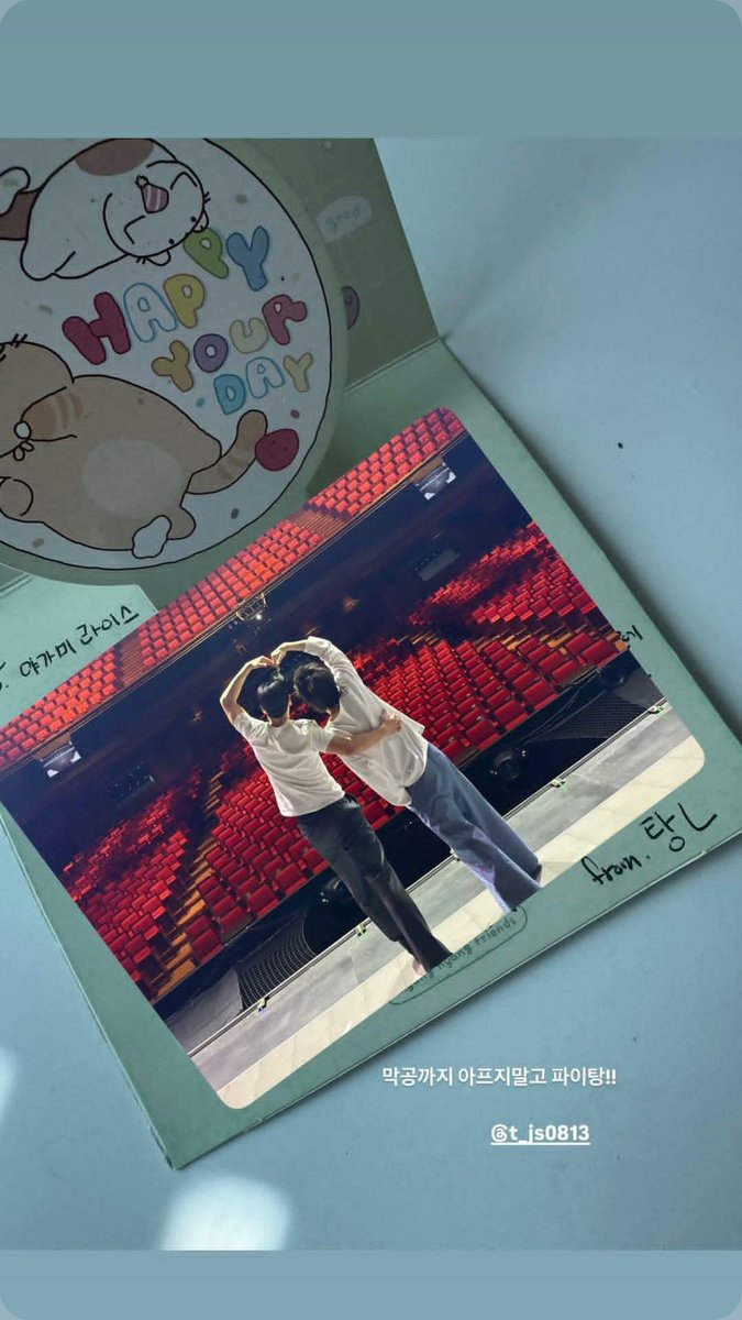 MIRLM44's tweet photo. 막 받아서…
따끈따끈하네요…………
왜눈물이나지 https://t.co/L8O8niDrIQ