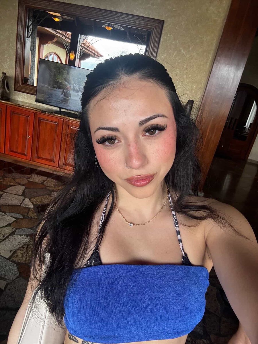 justCoraXo's tweet photo. Mwahhh https://t.co/8mN1yR77Bs