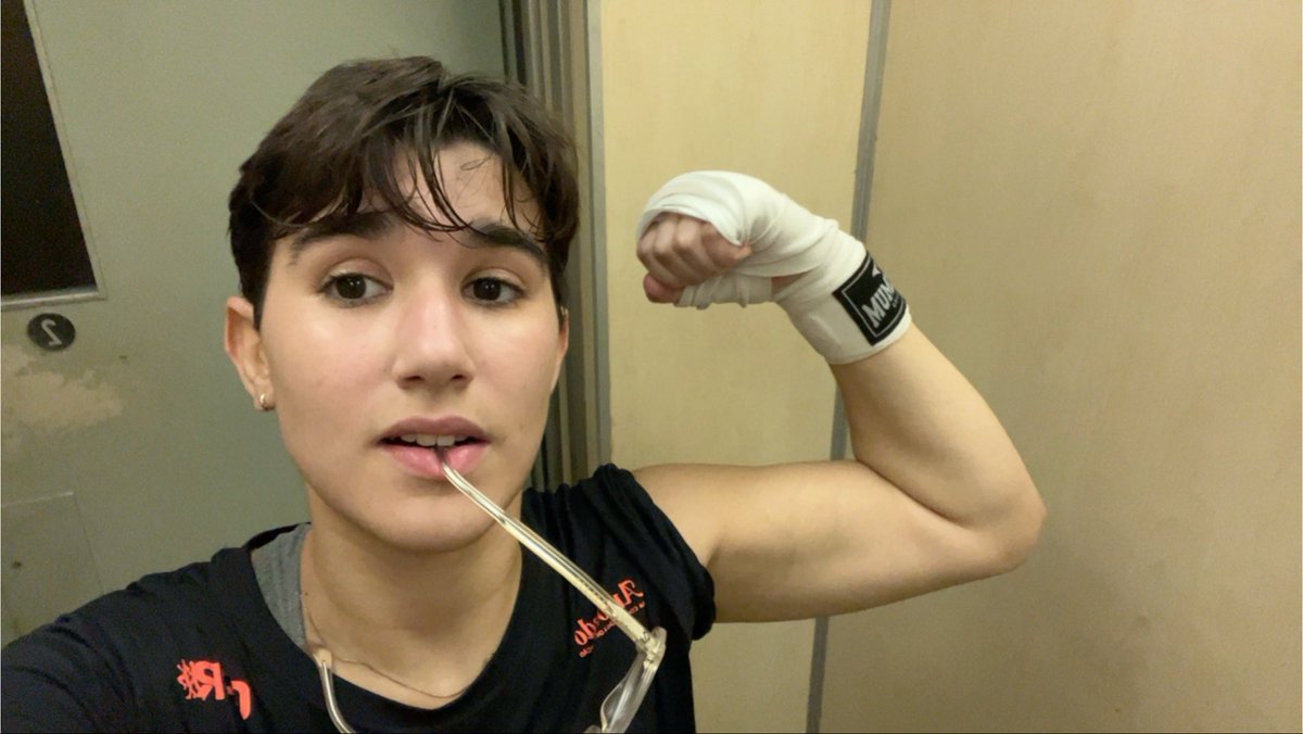 tloumalu's tweet photo. apesar de nem só de au kylia viver uma mulher sai da aula de muay thai e soltei mais 6 pedaços da história para ninguem dormir ansioso

dito isso, proxima att provavelmente só no final da semana beijos amo voces https://t.co/rFQxK6uxwO