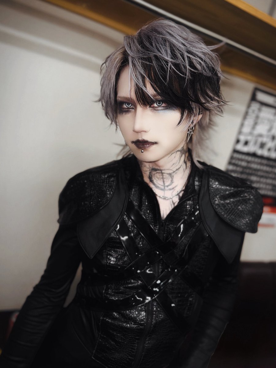 xxxxSxTxNxxxx's tweet photo. Impressão minha ou o zyean e o kyuho tem a tatuagem do pescoço parecidas? https://t.co/RmCskrfakH