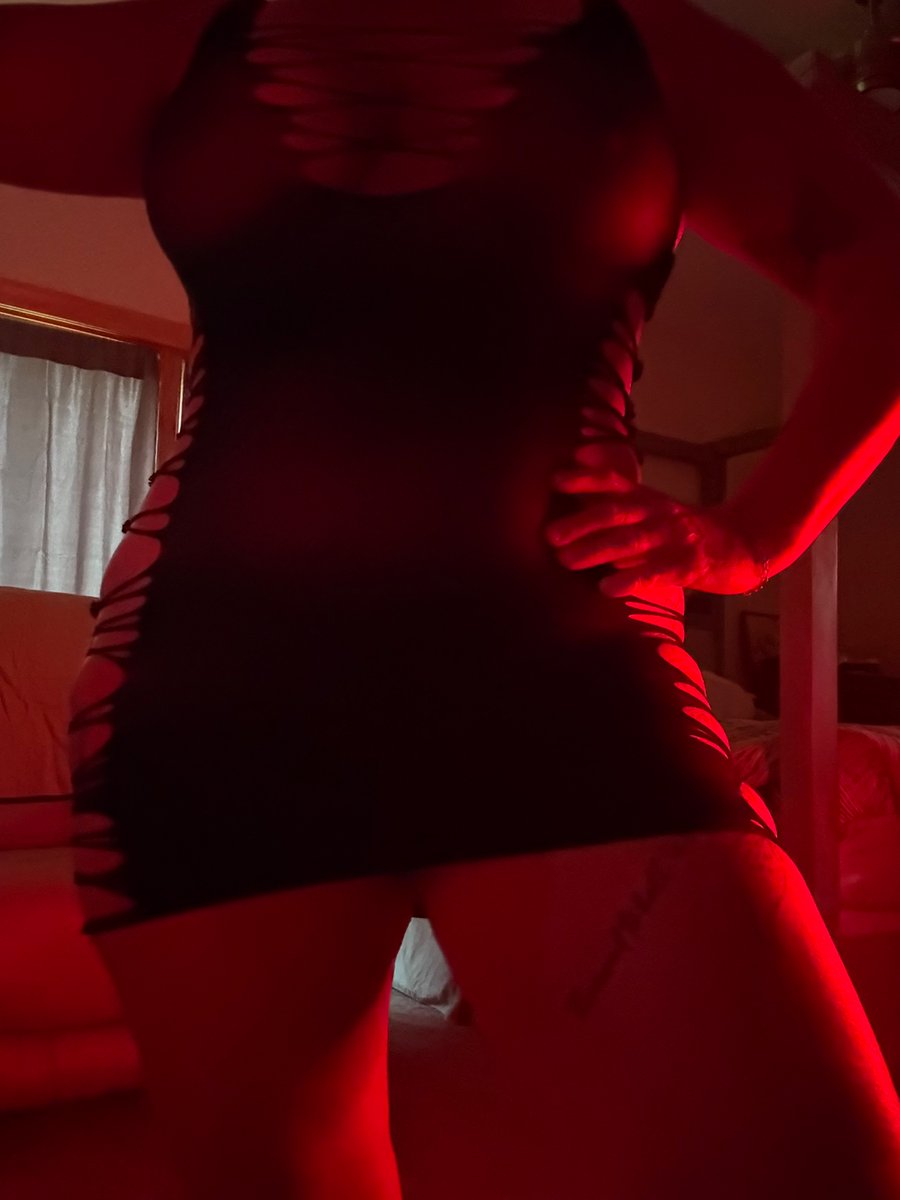 Findmeifucan78's tweet photo. It’s Monday night- the husband is away, the house is quiet and I’m wondering what kind of trouble I can get into.  Who wants to join me ? https://t.co/3xKMCniPhM