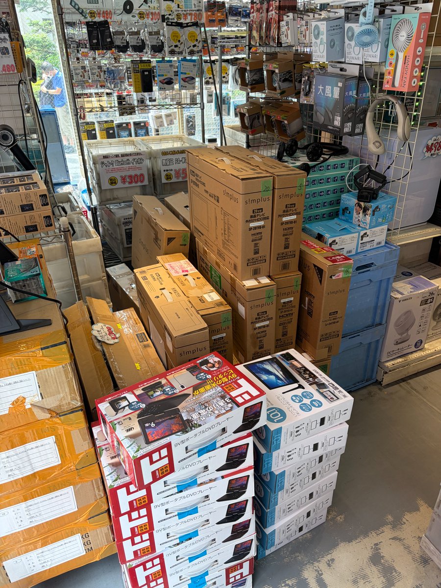 sellsta_r's tweet photo. 【開店遅れます】おはようございます。39時間ぶりに店にきたら新入荷の荷物で通路が塞がれてました。回収される予定だったスポットクーラーもそのままあるし倉庫もキャパオーバーのようです。東京ドーム10個分はあると思ってたのに。 荷物整理が済み次第の開店となります。申し訳ございません。 #akiba https://t.co/7SzSHwDF0D