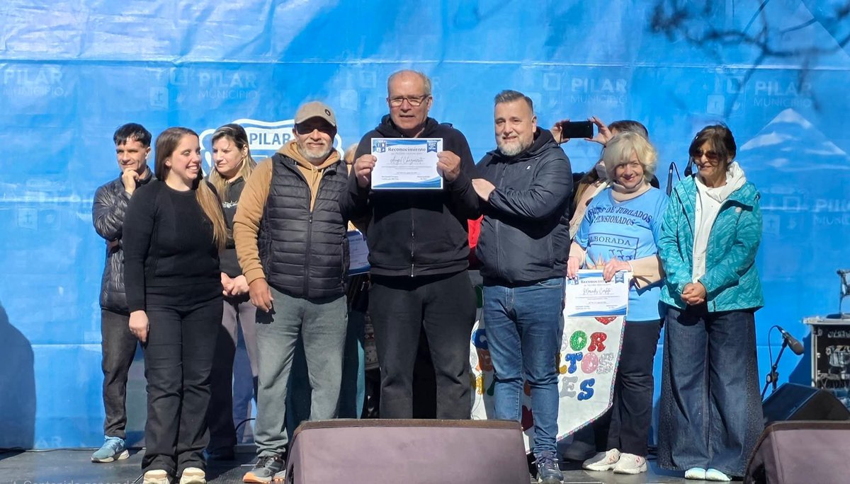 fabianpitro's tweet photo. En el marco del aniversario d los primeros 117 años d la fundación d nuestra ciudad, junto a la #AsociaciónVecinosUnidosPorDelViso, entregamos reconocimientos a vecinos destacados por su labor cotidiana en beneficio del desarrollo humano y social del pueblo.
#CiudadDeLosPájaros https://t.co/WZkgtbPC0B