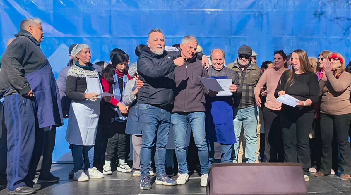 fabianpitro's tweet photo. En el marco del aniversario d los primeros 117 años d la fundación d nuestra ciudad, junto a la #AsociaciónVecinosUnidosPorDelViso, entregamos reconocimientos a vecinos destacados por su labor cotidiana en beneficio del desarrollo humano y social del pueblo.
#CiudadDeLosPájaros https://t.co/WZkgtbPC0B