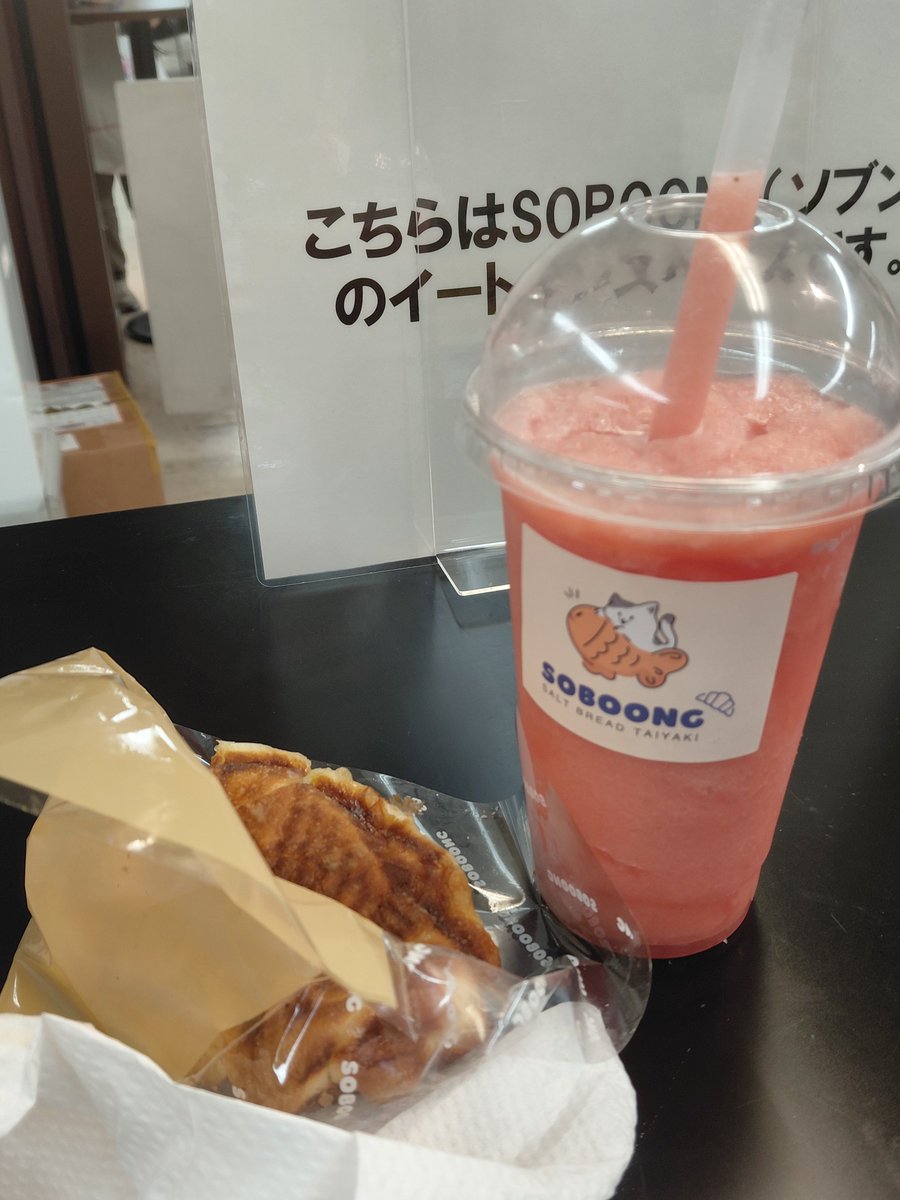 misuna33's tweet photo. エライ賑わいでして、開店と同時に入店したのですが、野菜パンは大行列😱かき氷もアイスも大ぶりなので、1人で食べられそうな『塩パン鯛焼き』と『スイカ🍉スムージー』で昼ごはん
#横浜高島屋
ライスバーガーは半額でした https://t.co/qpouVO2DA6