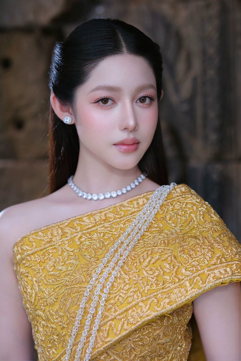 SovanRatana_'s tweet photo. The Khmer Sbai and Cambodian Wedding Dress are the epitome of timeless luxury—gracefully draped in tradition, adorned with exquisite details, and radiating the regal beauty of Cambodia. 🇰🇭✨ https://t.co/MlNRt8WWpg