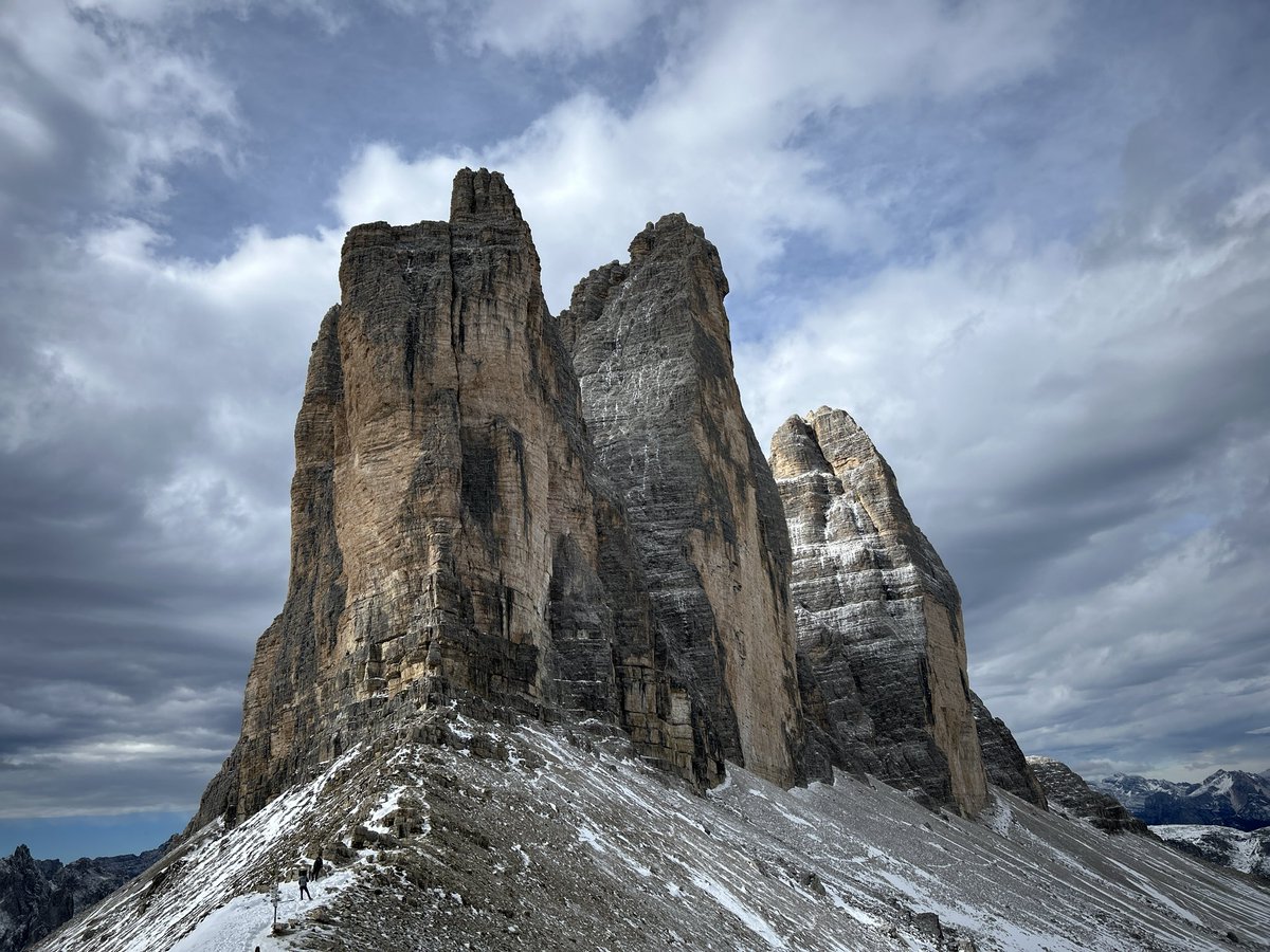 sparkleleben's tweet photo. 山の日なので山の写真⛰️
イタリアのドロミテ🇮🇹
トレチーメなり！
雪が残っているのに、半袖短パンできていた強者もいた🤣

#nomadlife #ドロミテ #trecime #Dolomiti https://t.co/Ey1ak3loJf
