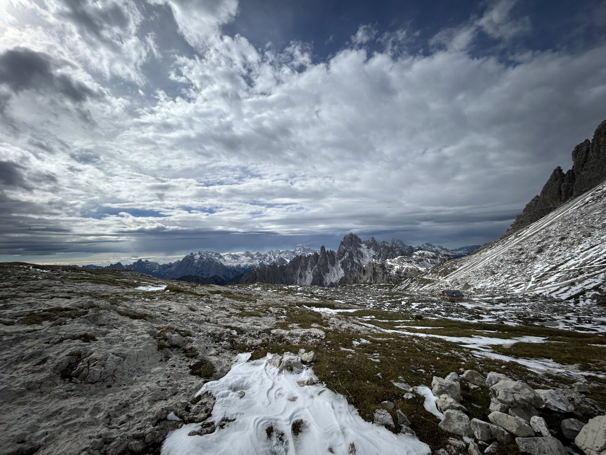 sparkleleben's tweet photo. 山の日なので山の写真⛰️
イタリアのドロミテ🇮🇹
トレチーメなり！
雪が残っているのに、半袖短パンできていた強者もいた🤣

#nomadlife #ドロミテ #trecime #Dolomiti https://t.co/Ey1ak3loJf