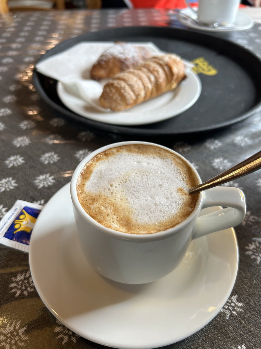 sparkleleben's tweet photo. 山の日なので山の写真⛰️
イタリアのドロミテ🇮🇹
トレチーメなり！
雪が残っているのに、半袖短パンできていた強者もいた🤣

#nomadlife #ドロミテ #trecime #Dolomiti https://t.co/Ey1ak3loJf
