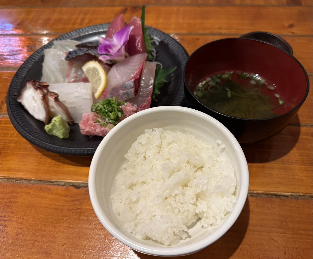 abacl7's tweet photo. みなと食堂の飯。漁師飯定食と伊勢海老のフライ一尾。ほんとは伊勢海老は刺身いきたかったんだけどたまたま不漁で入荷なかったそう。フライでも美味しかったけど。JAF会員は特典でもずくの小鉢もらえた https://t.co/n5TI3LNu0K