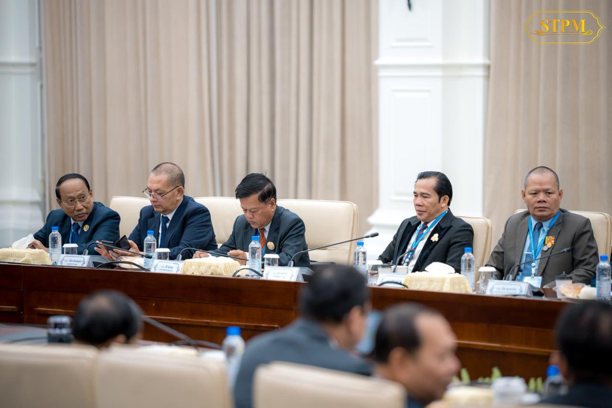 Dr_Hunmanet_PM's tweet photo. ដឹកនាំកិច្ចប្រជុំប្រចាំឆមាសលេីកទី៥​ របស់ឧត្តមក្រុមប្រឹក្សាពិគ្រោះ និងផ្តល់យោបល់ ដើម្បីពិភាក្សាការងារ និងផ្លាស់ប្តូរយោបល់ នៅវិមានសន្តិភាព។

រាជធានីភ្នំពេញ ព្រឹកថ្ងៃអង្គារ ទី១១ សីហា ២០២៦

#ហ៊ុនម៉ាណែត #Hunmanet #កម្ពុជា #cambodia #សន្តិភាពនៅកម្ពុជា #Peaceincambodia