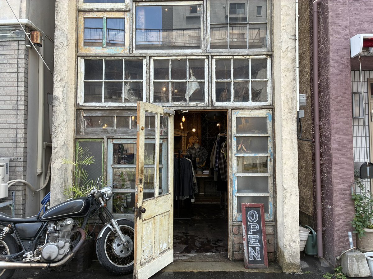 LIFEGOESON0001's tweet photo. OPEN.
11:00〜19:00

明日は店休日です。
閉店まで残り5日。

本日も皆様のご来店心よりお待ちしております。

Instagram
https://t.co/HvaDdaNt9L

#鹿児島
#mado
#鹿児島セレクトショップ
#PorterClassic
#INTERIM
#THEDAY
#KANEMASAPHIL https://t.co/nmVVd085DS