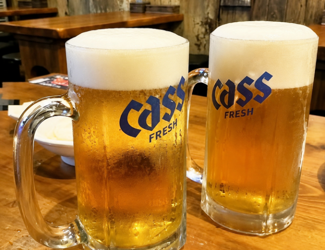 kimsooyeon96's tweet photo. 내년부터 맥주값, 더 비싸질 수도 있습니다🍺

1. 500cc 맥주 세금이 약 127원 인상

2. 주점은 가격 인상으로 일부 비용을 전가할 수 있지만
맥주 제조사는 먼저 원가 부담을 떠안게 됩니다.

3. 특히 맥주 판매량이 많은 기업일수록 영향이 클 수 있습니다.

4.하이트진로의 지난해 맥주사업 이익은 약 80억 원
그런데 추가 세금 부담이 약 130억 원에 달한다면 무시하기 어렵겠죠.

5. 그렇다면 이번 세제 조정에서 진짜 봐야 할 것은 무엇일까요? 제가 한번 분석해보겠습니다.