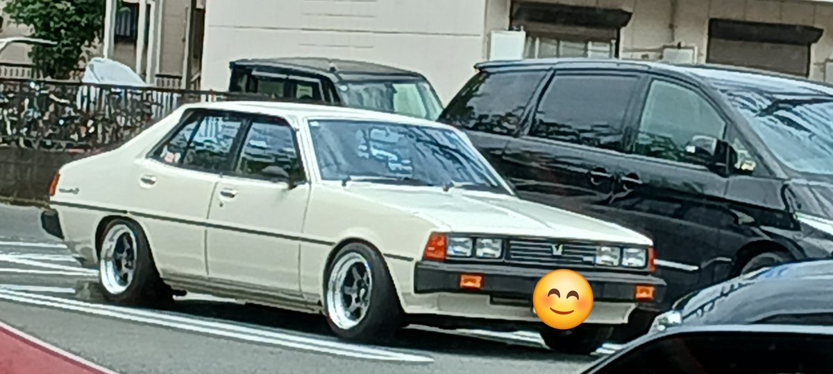 EMO310332639131's tweet photo. ブックオフの駐車場で旧車発見‼️なんて車だろ🤔 https://t.co/a8MFe8os5N
