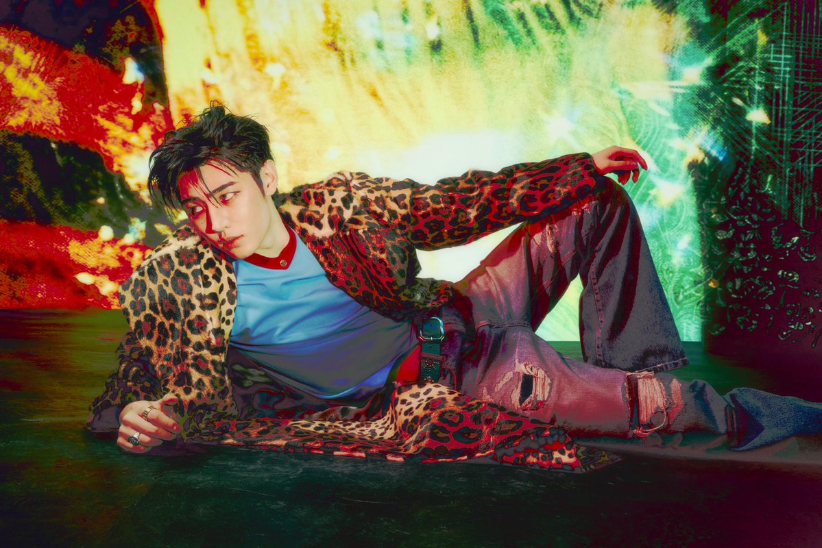Angrande27's tweet photo. Love this genre of Sunghoon pose https://t.co/dXnNgcjIgc
