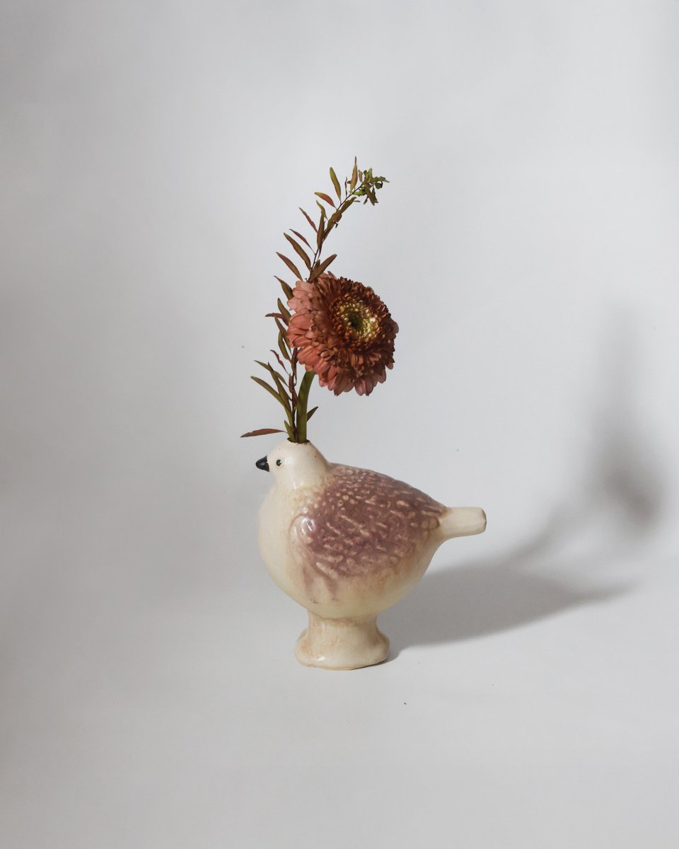 PotteryYoko's tweet photo. まずは鳥の花器🕊️🌷
私の代表作的なポジションです https://t.co/YJroP0mEoN