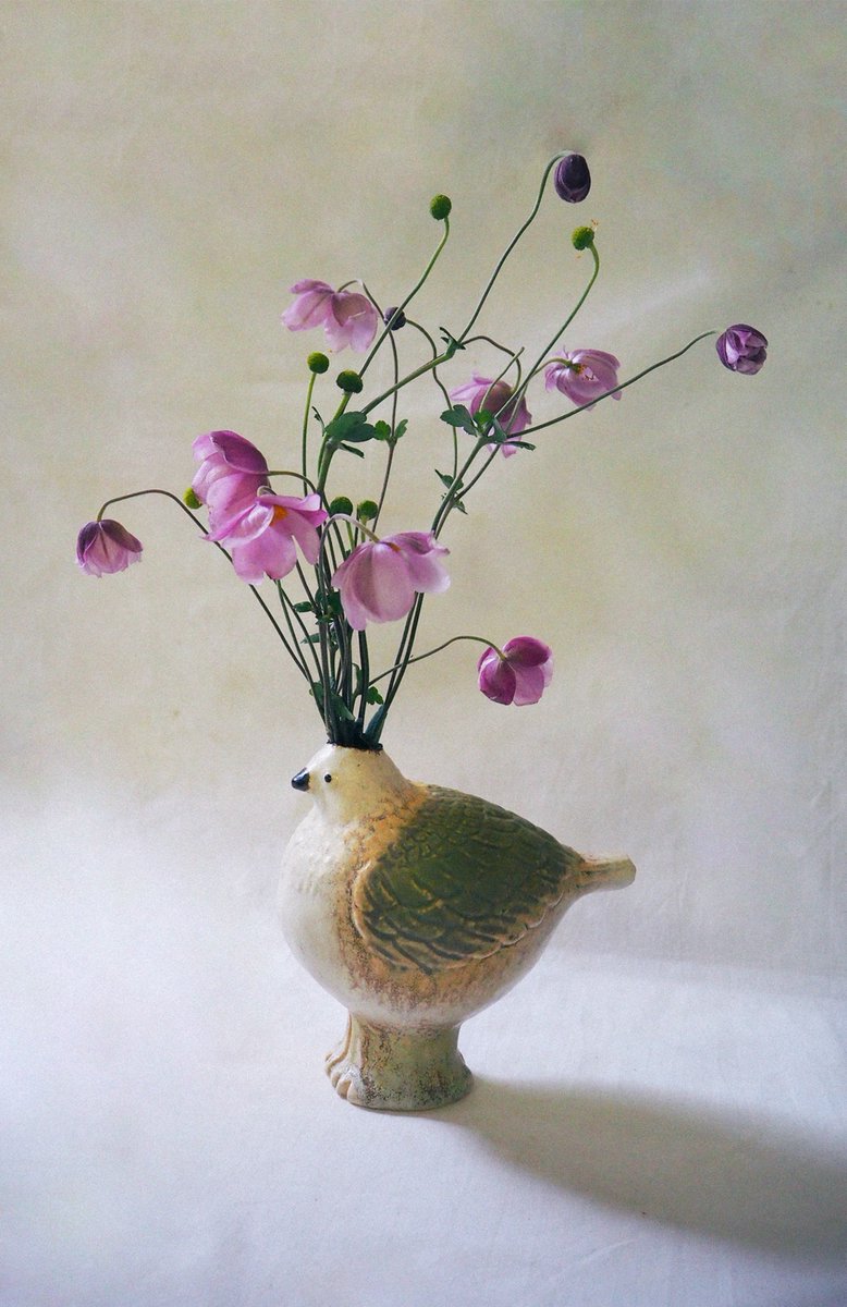PotteryYoko's tweet photo. まずは鳥の花器🕊️🌷
私の代表作的なポジションです https://t.co/YJroP0mEoN