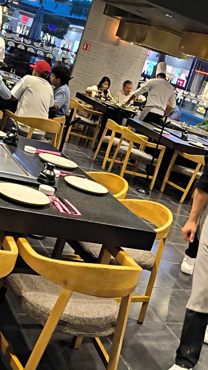 VeroBacaz's tweet photo. ¿QUÉ OTRA EMBESTIDA PREPARAN RAFA REYES Y MIGUEL DE LUCIA AL TSJ? 

El diputado de @PartidoMorenaMx @Rafa_Reyes_Mor fue captado en un restaurante algo cariñoso porque no de lujo en su zona de confort, obvio el condominio #Averanda, de donde obtuvo un departamento lujoso de casi 4 mdp y pagó de contado y en efectivo y justo un año después se compró otra casa del mismo precio en #Jiutepec, pues estaba como casi siempre planeando una nueva embestida en el @TSJMorelosOf porque por alguna razón impuso a Miguel de Lucia en este cargo y no por ser un funcionario administrativo excelente, si no para clavarle el diente al OAJ. 

El asunto es que después de su regreso de vacaciones por el continente Asiático (que no es la primera vez), pues quedó con un poco de antojo de sushi 🍱 🍣 o unos edamames asados o un tepanyaki…Wherever. Eso sí muy bien acompañado por una joven que cual patrona se sienta a un costado de su hombre, no de frente. 

Pero bueno, a ver qué otro show preparan estos dos con el afán de seguir con su actitud de agandalle, nepotismo y corrupción, porque buenas intenciones nunca han tenido.

O quizá prepara otra trampa contra @EderJiutepec como la de hace unos días en Tejalpa y los sindicalizados. 🧐

P.d Le cayó indigesto el sushi 🍣 🤭

@CorresponsalsMX #Morelos @A_MontielR @PartidoMorenaMx @Claudiashein @MorelosCongreso @RicardoBSalinas