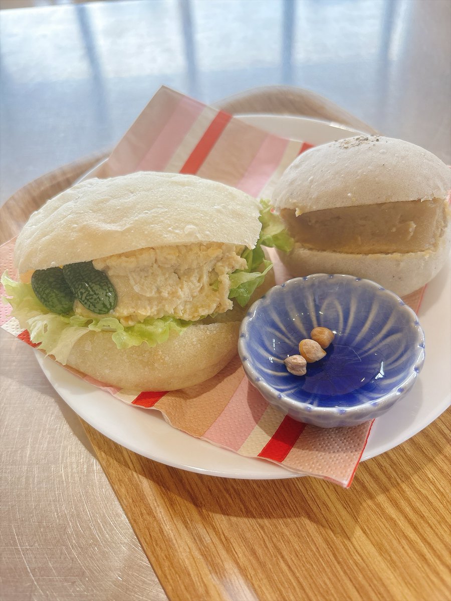 888Yummy's tweet photo. ひよこ豆ちゃんシリーズ

ちっちゃいひよこ豆ちゃん
お友達が矢巾で無農薬栽培チャレンジしてくれました
3豆収穫成功✨
矢巾ひよこ豆で、フムスとあんこが作れる日も夢じゃないかも👍

フムスサンド、ひよこ豆あんサンド

今日のスープは🥣矢巾の枝豆ポタージュ🫛

テイクアウト👌です https://t.co/1SHB4vjvVU