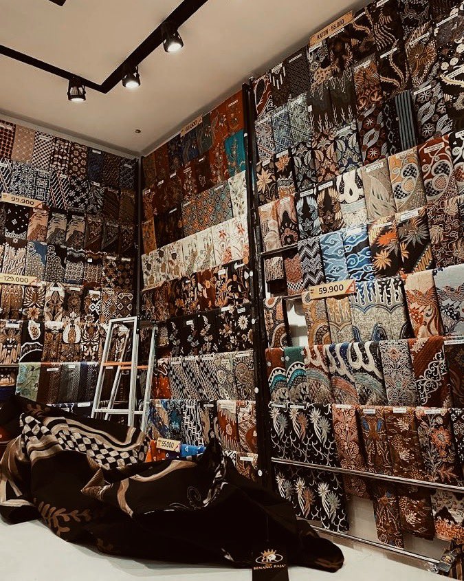 Lirasmara's tweet photo. ⠀

Tuesday errand: hunt for jarik cloth (plus a quick jamu break) 🧺✨
Good morning, anyway! 

⠀ https://t.co/c9YTxRb6jC