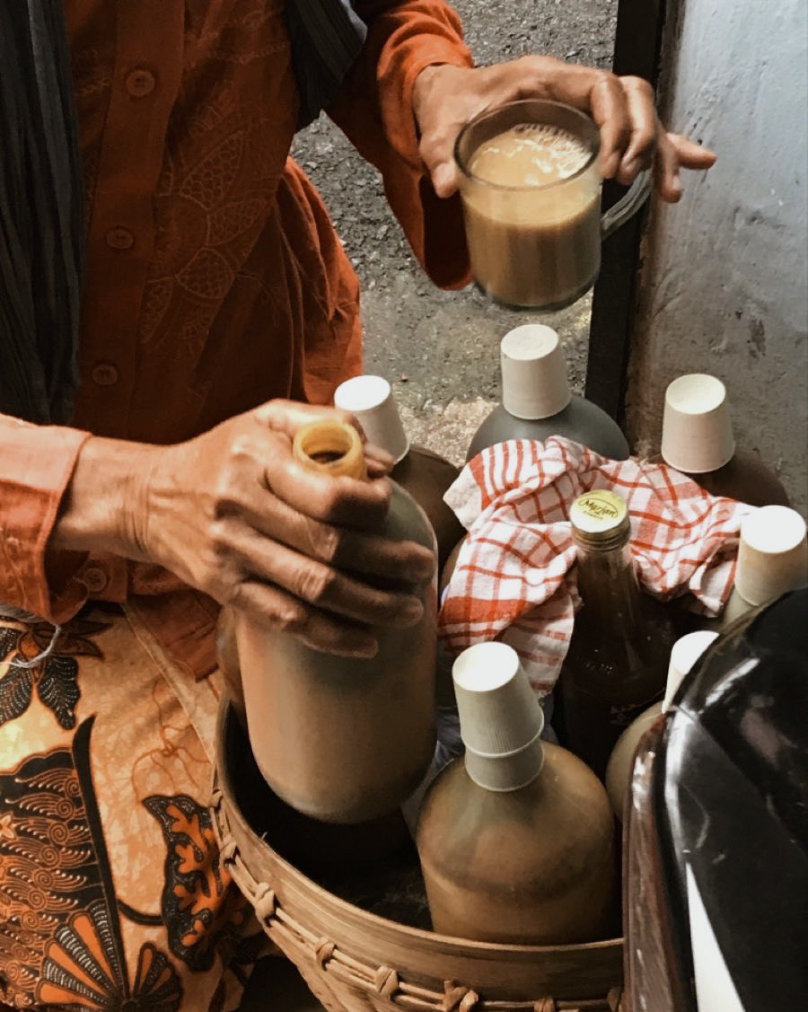 Lirasmara's tweet photo. ⠀

Tuesday errand: hunt for jarik cloth (plus a quick jamu break) 🧺✨
Good morning, anyway! 

⠀ https://t.co/c9YTxRb6jC
