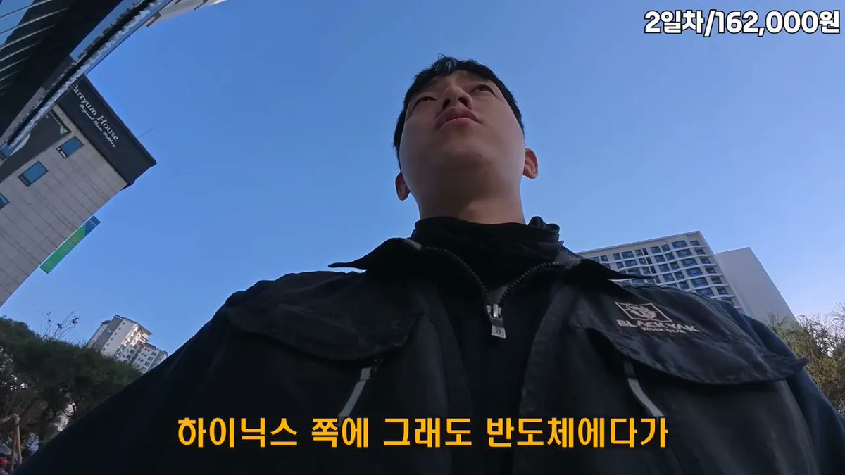 sonsarang3814's tweet photo. ■용접 배우면 월 1000 가능한 이유

용접사라고 뭉뚱그리기보다 특수용접사, 그중에서도 GTAW 즉 티그(TIG) 용접 얘기임.

학원 다니면서 6개월 수료하면 취업이 가능한데, 보통 반도체·바이오·식품 플랜트에서 유틸리티나 하이제닉 배관 용접사로 들어가는 게 일반적.

큰 현장은 삼성E&A, 삼성물산, 롯데건설 같은 대형 시공사가 물고 있는 경우가 많음. 

이런 데선 시공사 관할 아래 용접사 기량시험을 보고 통과해야 비로소 용접을 할 수 있음. 

일종의 공식 같은 거라, 공식 외워서 그대로 수행하면 통과 자체는 어렵지 않음. 

시험장에서 배관 시편을 주면 그걸 용접하고, 용접 부위를 육안검사와 방사선투과검사(RT)로 걸러서 통과하면 됨.

공수 계산이 이 바닥 핵심. 지금 일반적으로 현장은 8시부터 17시까지가 1공수, 여기서 2시간 연장할 때마다 0.5공수가 붙음. 

토요일은 8시부터 15시까지 1공수, 일요일은 8시부터 13시까지 1공수로 침.

현장 막내 용접사가 1공수에 27~30만원을 범. 한 달에 40~50공수는 항상 찍히니까 1000~1200만 원 정도를 가져갈 수 있음.

물론 현장일이 힘들고 위험한 날도 많음. 그래도 연봉으로 놓고 보면 어지간한 사무직은 뺨 두 대 치고 엎어치기하는 수준.
