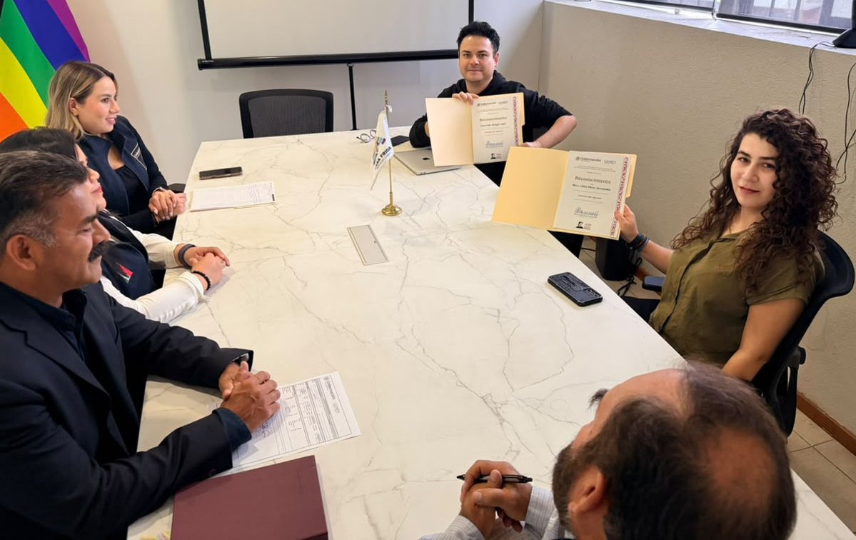 Hazaelruizo's tweet photo. Servidores públicos de la Coordinación para la Atención Integral de la Migración en la Frontera Sur #CAIMFS sostuvieron una reunión con el presidente y fundador de Casa Frida, Refugio LGBT+, Raúl Caporal Montes, para dar seguimiento a las acciones de capacitación que fortalezcan la coordinación institucional en beneficio de las personas migrantes LGBT+ y las juventudes, en los estados de la #FronteraSur de México.

Durante la reunión, se entregaron reconocimientos a Casa Frida y a Lilith Pérez Hernández, por impartir el taller “Juventudes LGBT+ Migrantes”, dirigido a servidoras y servidores públicos de los tres órdenes de gobierno que brindan atención a población migrante.

Asimismo, se destacó la importancia de continuar sumando esfuerzos para fortalecer las capacidades institucionales y ofrecer mejores condiciones de atención a las personas en contexto de movilidad.

@rosaicela_ @arturomedinap @SEGOB_mx