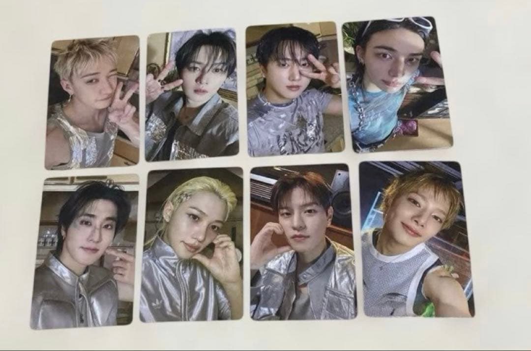 325merch's tweet photo. [🎴] Stray Kids

<THIS &amp; THAT>
 hmv benefit
normal vs holo ver https://t.co/MyIlCbIqkC
