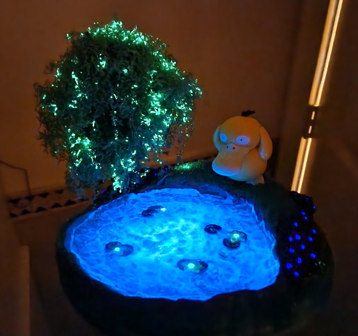 kamiyu910's tweet photo. I wanted to sell the Psyduck diorama I made, but my husband loves it too much, so now I'm not sure i should 😆 https://t.co/s9LA3OYrLF