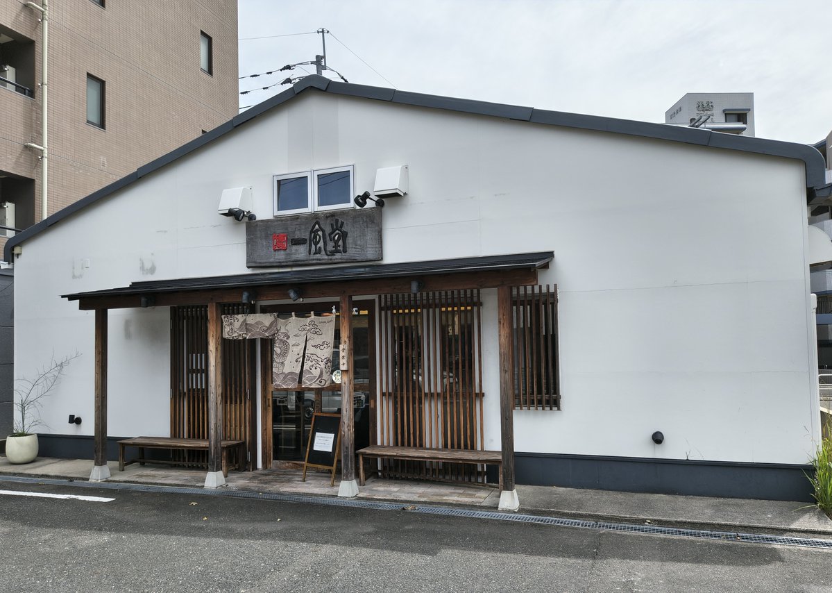 uradeka1's tweet photo. 「一風堂 姪浜店」で「白丸元味」(850円)。
かえしや油を控えめに仕上げたシルキーな豚骨スープは、豚骨本来の旨味がじんわり広がる一杯。
歯切れの良い極細麺との相性も抜群で飽きのこない美味さ。
まずはそのまま味わい、替玉後にクラッシュニンニク、高菜、胡麻を投入して一気に味変し、完食完飲♪ https://t.co/zerVY4Usg6