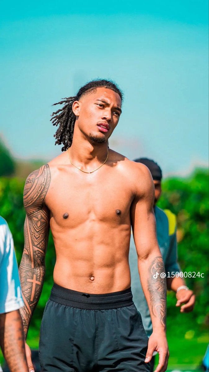 thegaypalace's tweet photo. Chris Henry Jr. wow…so sexy with a slutty body 🤤 https://t.co/F0hSRjeewM