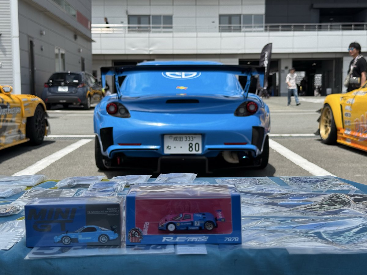 AzuRx8's tweet photo. RE雨宮ブースにで販売員をしております❗️
今1人で店番してるよぉ〜🤭
ブンブン〜バンバン〜ウォーンウォーン楽しいね🤣 https://t.co/1MNoOfMK2B