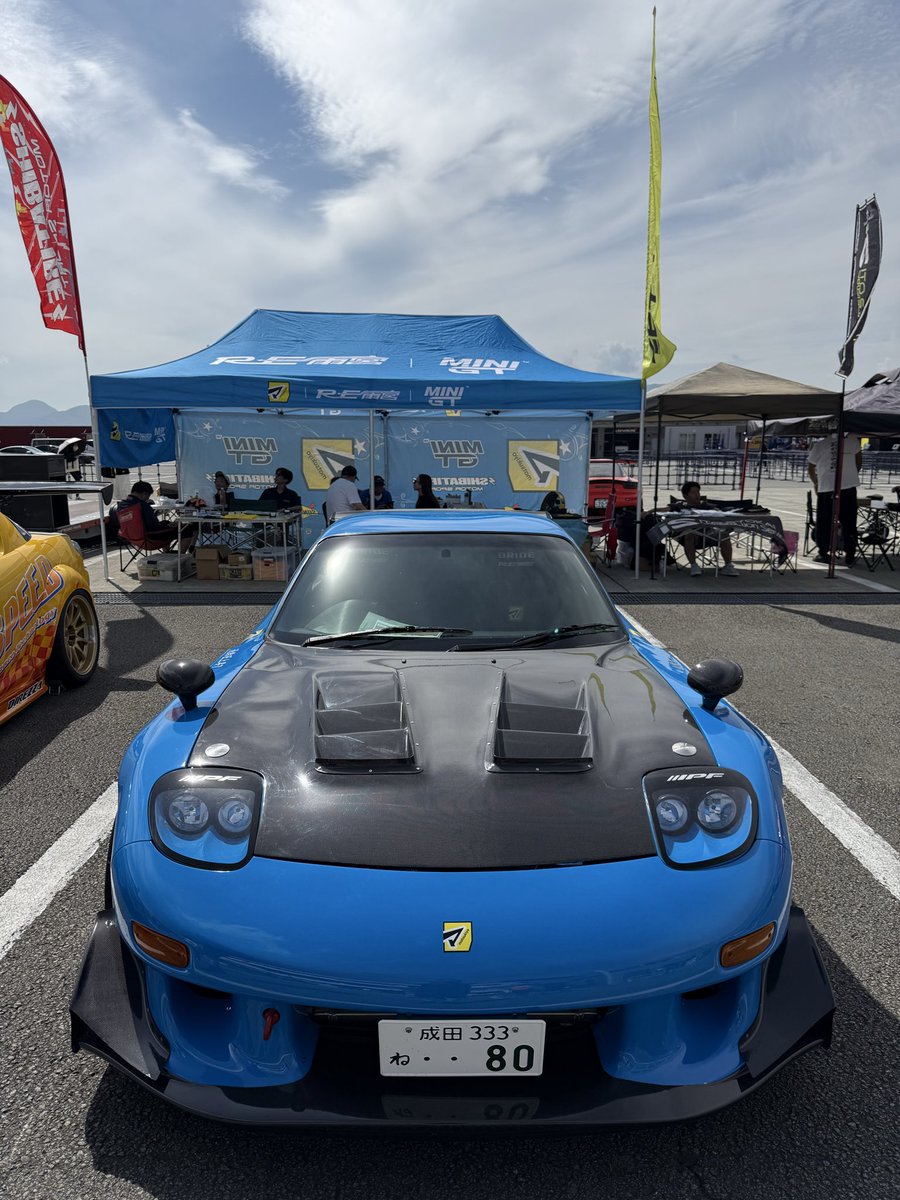AzuRx8's tweet photo. RE雨宮ブースにで販売員をしております❗️
今1人で店番してるよぉ〜🤭
ブンブン〜バンバン〜ウォーンウォーン楽しいね🤣 https://t.co/1MNoOfMK2B