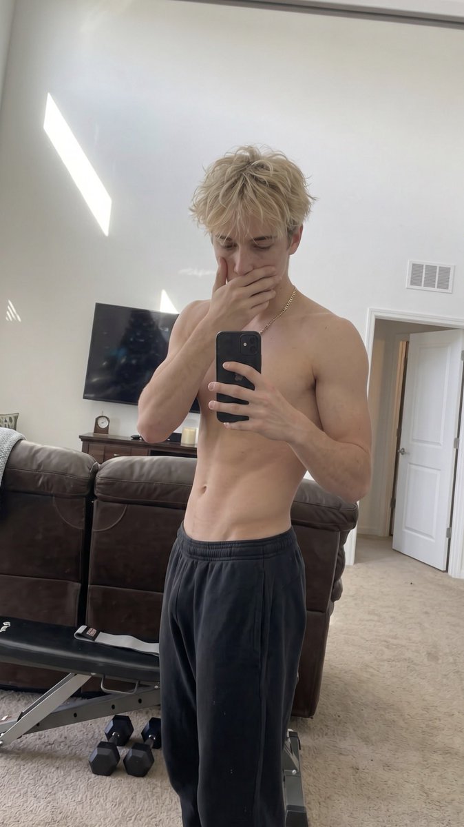 TomHermann07g's tweet photo. How big do you think is my 🍆? 😜🏳️‍🌈 https://t.co/H3niYCRTVr
