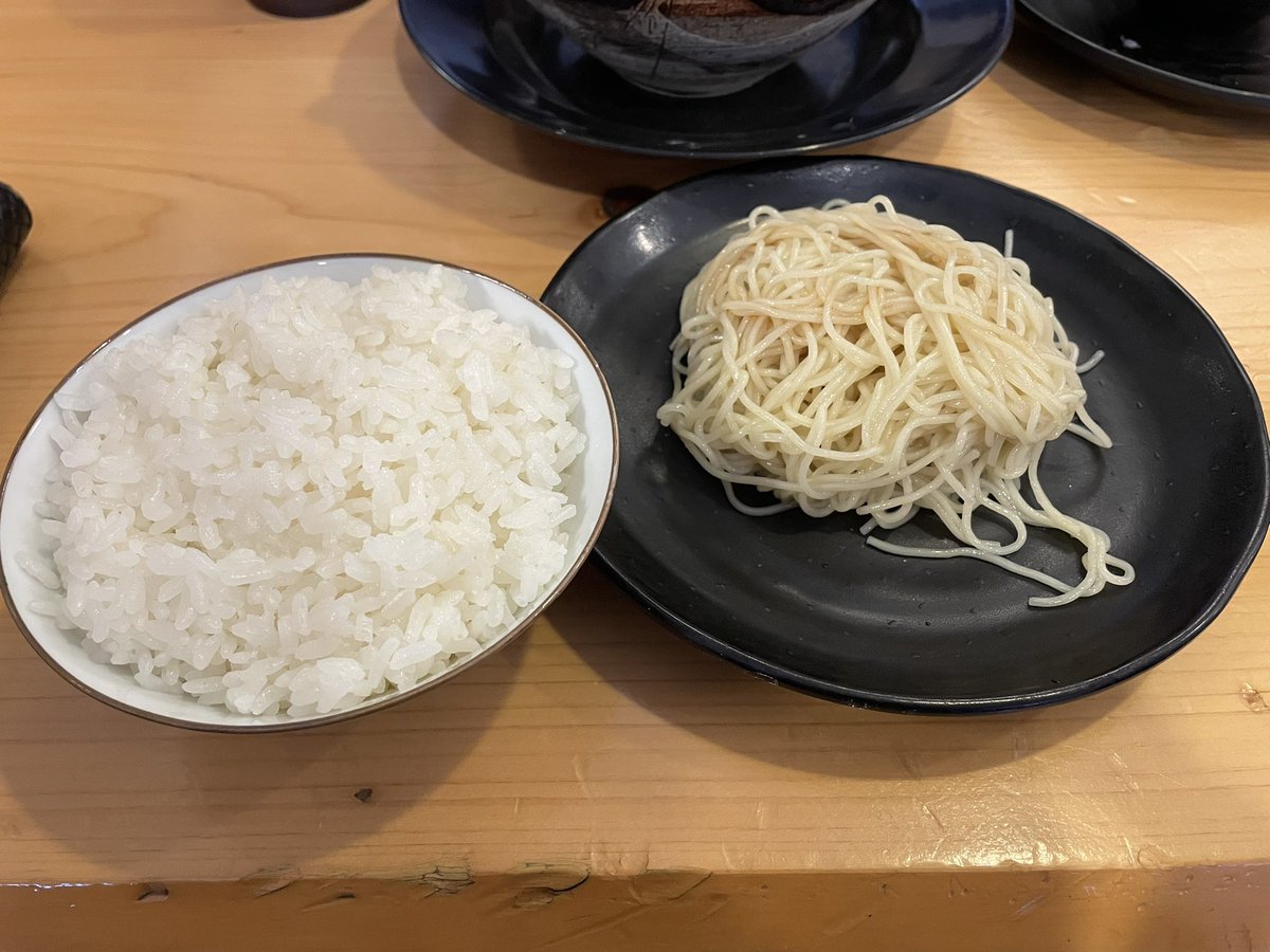 kunzite_yuki's tweet photo. 【ガチブタ】冷やし鶏味噌カレー中華そば　吊るしチャーシュー

無限に米と麺が進む一杯👍
味噌とカレーの織り成す香りと味で食欲マシマシ。刻み玉葱、胡瓜のアクセントも清涼感ある🎐
挽肉の旨味も凄く合ってるなーと思ってたら完食してた。

冷やし替玉→ご飯ドボンで〆！

必ずリピります👍 https://t.co/eu89WLuX3H