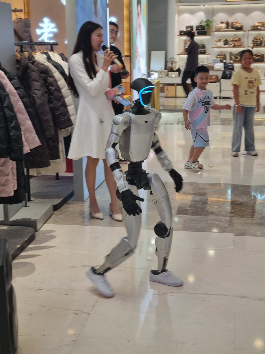 SweetDardo's tweet photo. @JulienChieze Nous sommes en chine pour nos vacances d'été,  c'est le futur sur plein de domaines. Et les chinois sont des gens très aimables, curieux et efficaces. https://t.co/CPoKCpEbBa