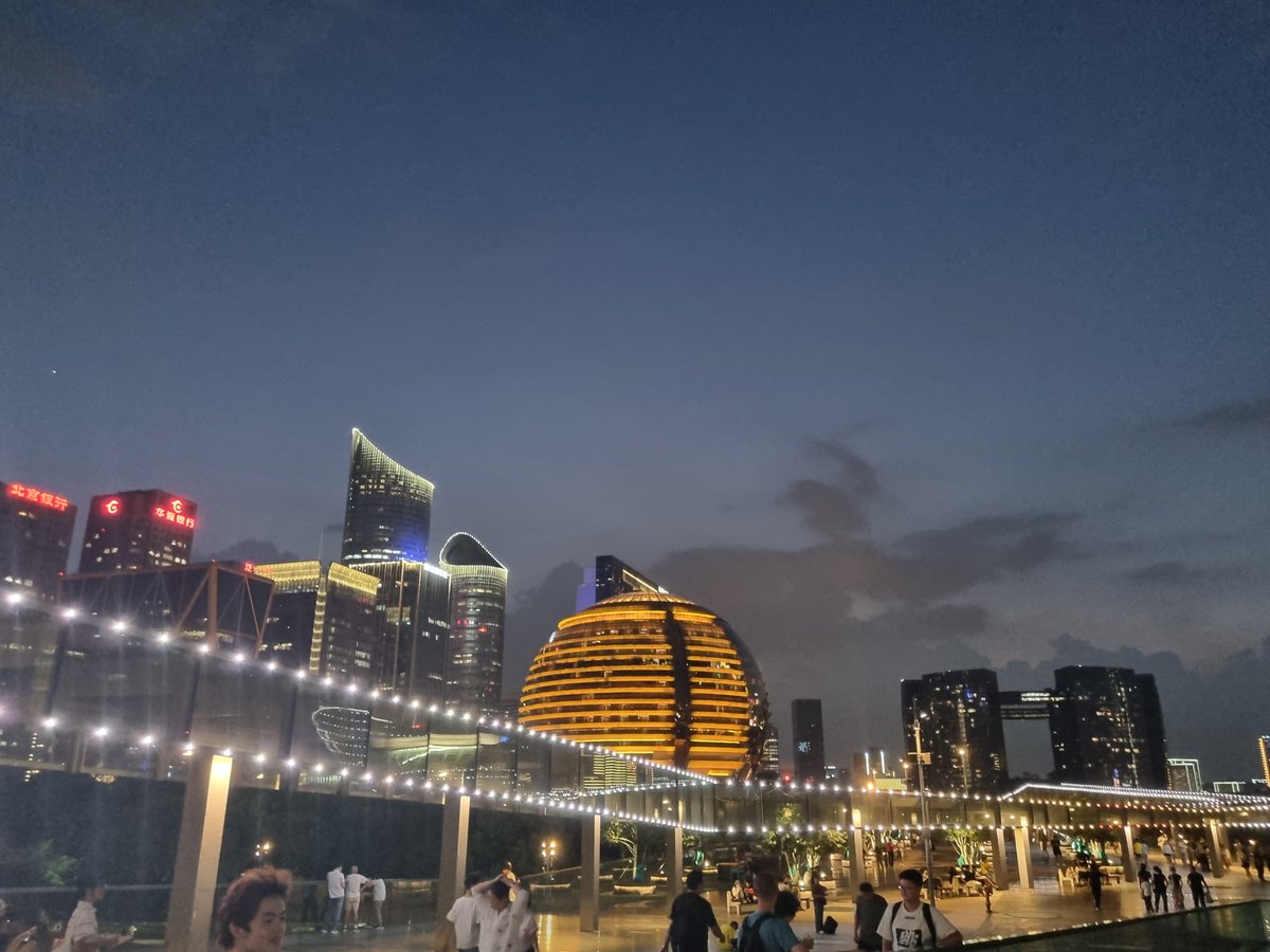 SweetDardo's tweet photo. @JulienChieze Nous sommes en chine pour nos vacances d'été,  c'est le futur sur plein de domaines. Et les chinois sont des gens très aimables, curieux et efficaces. https://t.co/CPoKCpEbBa