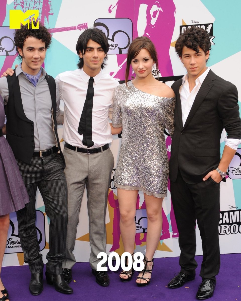 MTVLA's tweet photo. Algo sanó dentro DEMI corazón 🥹🤧🤘🎸

@ddlovato y los @jonasbrothers en el estreno de Camp Rock 3

#MTVNowLA #JonasBrothers https://t.co/hRuL0Gy10A